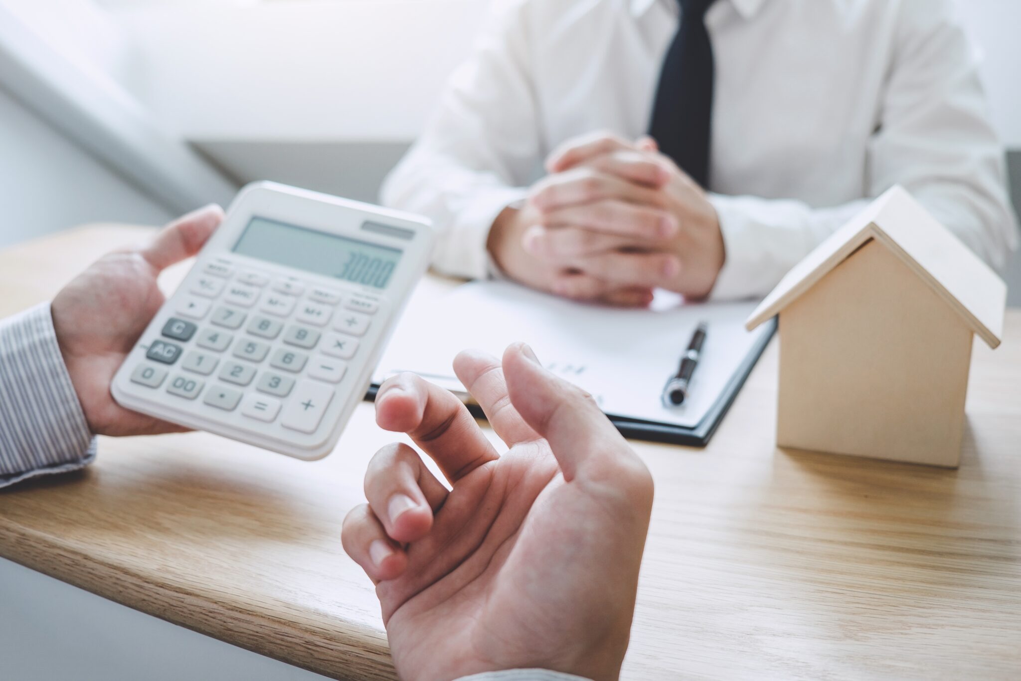 Pessoa a negociar contratos de crédito após fazer um check up às finanças pessoais