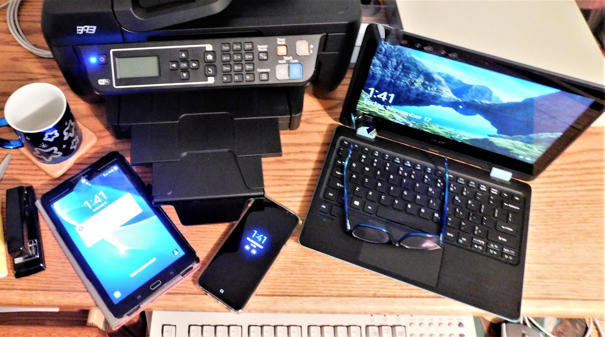 conjunto de gadgets a funcionar com contrato de telecomunicações