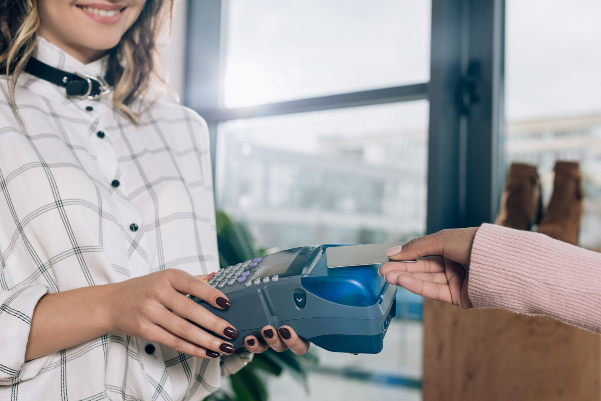 pessoa a usar a tecnologia contactless a ilustrar as novas funcionalidades do novo Cartão de Cidadão