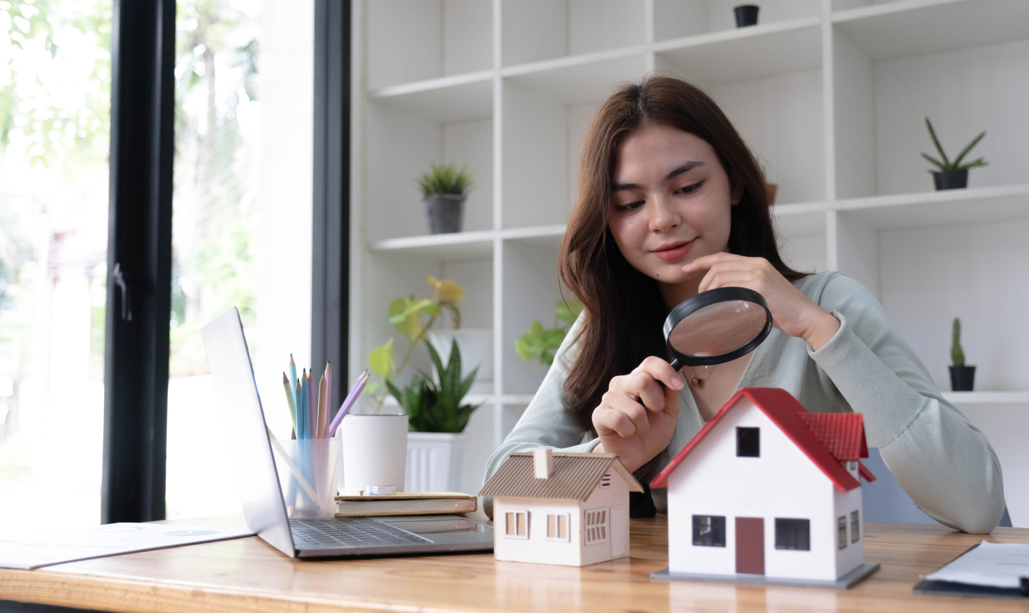 Mulher a procurar casa e o melhor crédito habitação para o si