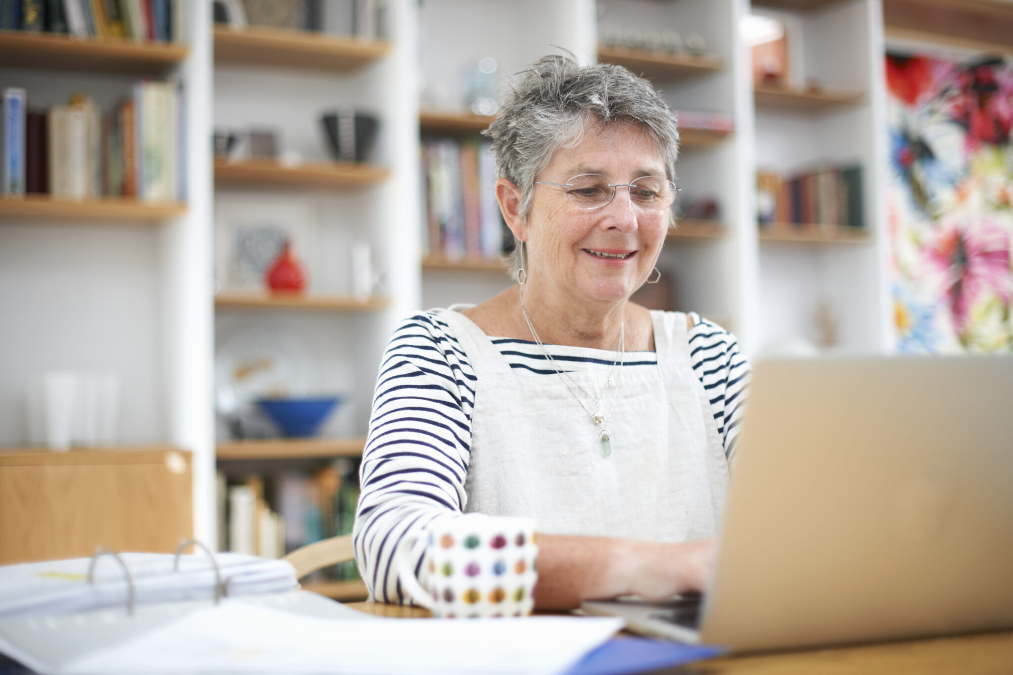 idosa frente ao computador a verificar se tem direito ao complemento solidário para idosos