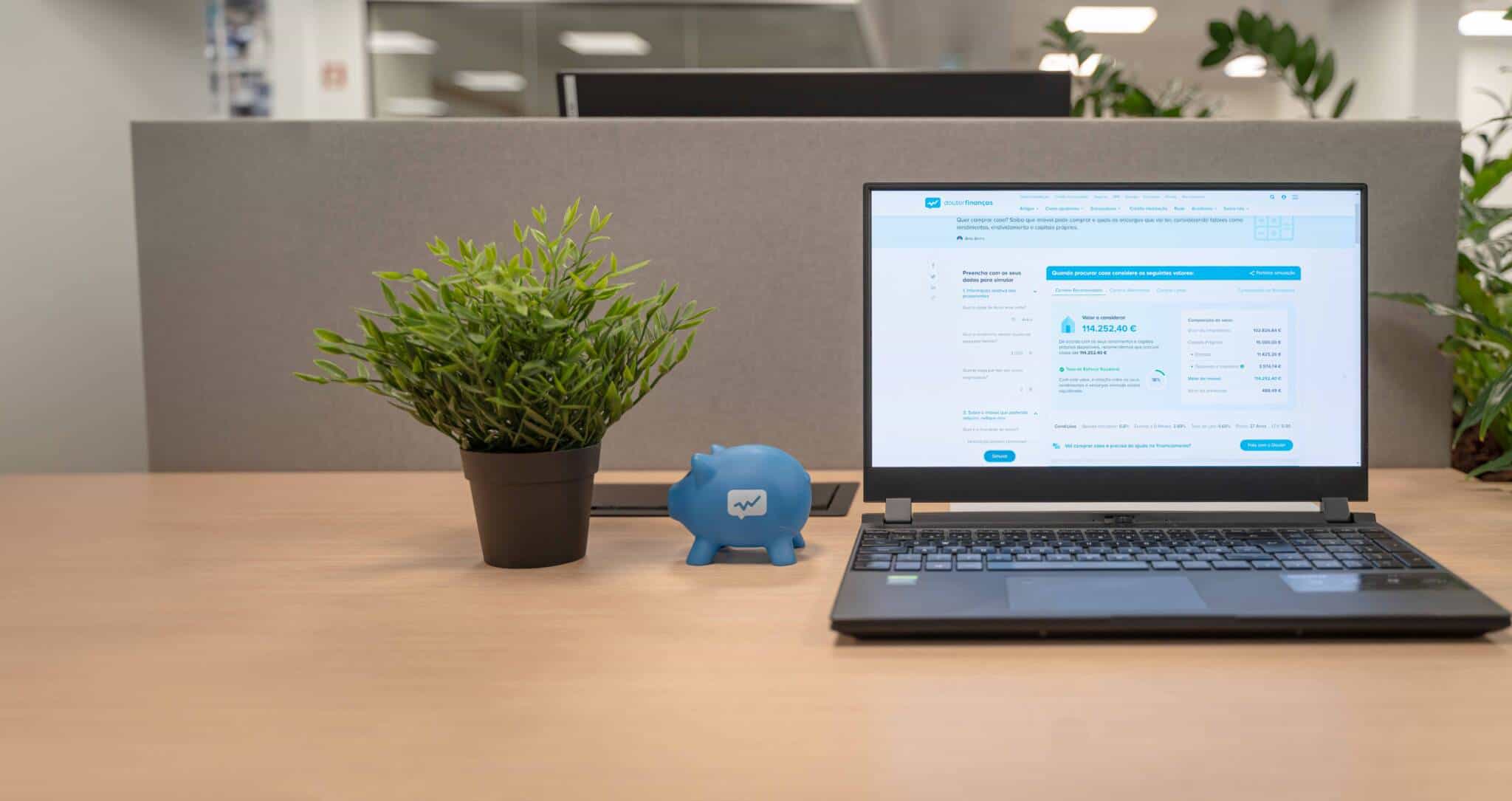 Computador com o simulador Que Casa Consigo Comprar em destaque