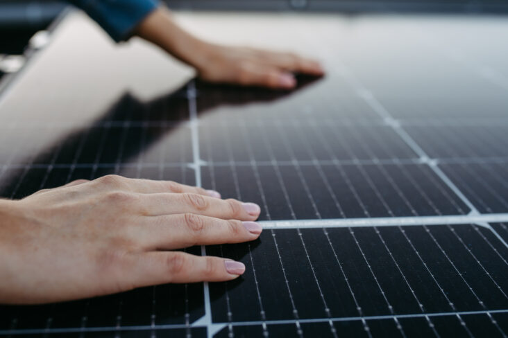Mulher a tocar em painéis solares