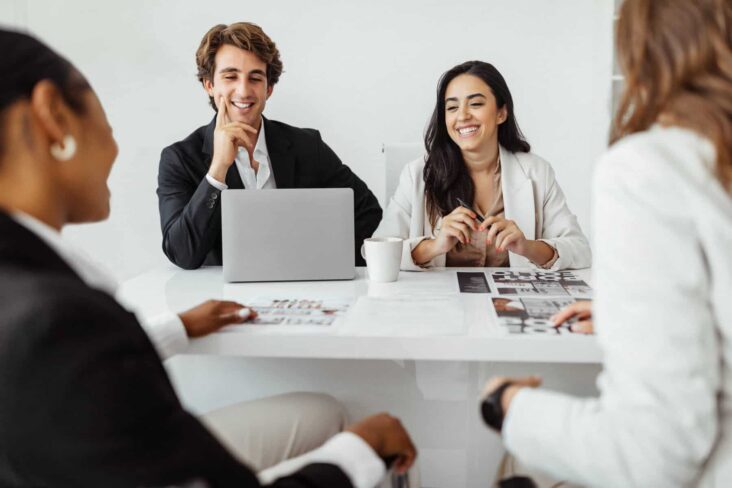 trabalhadores reunidos com funcionários dos Recursos Humanos