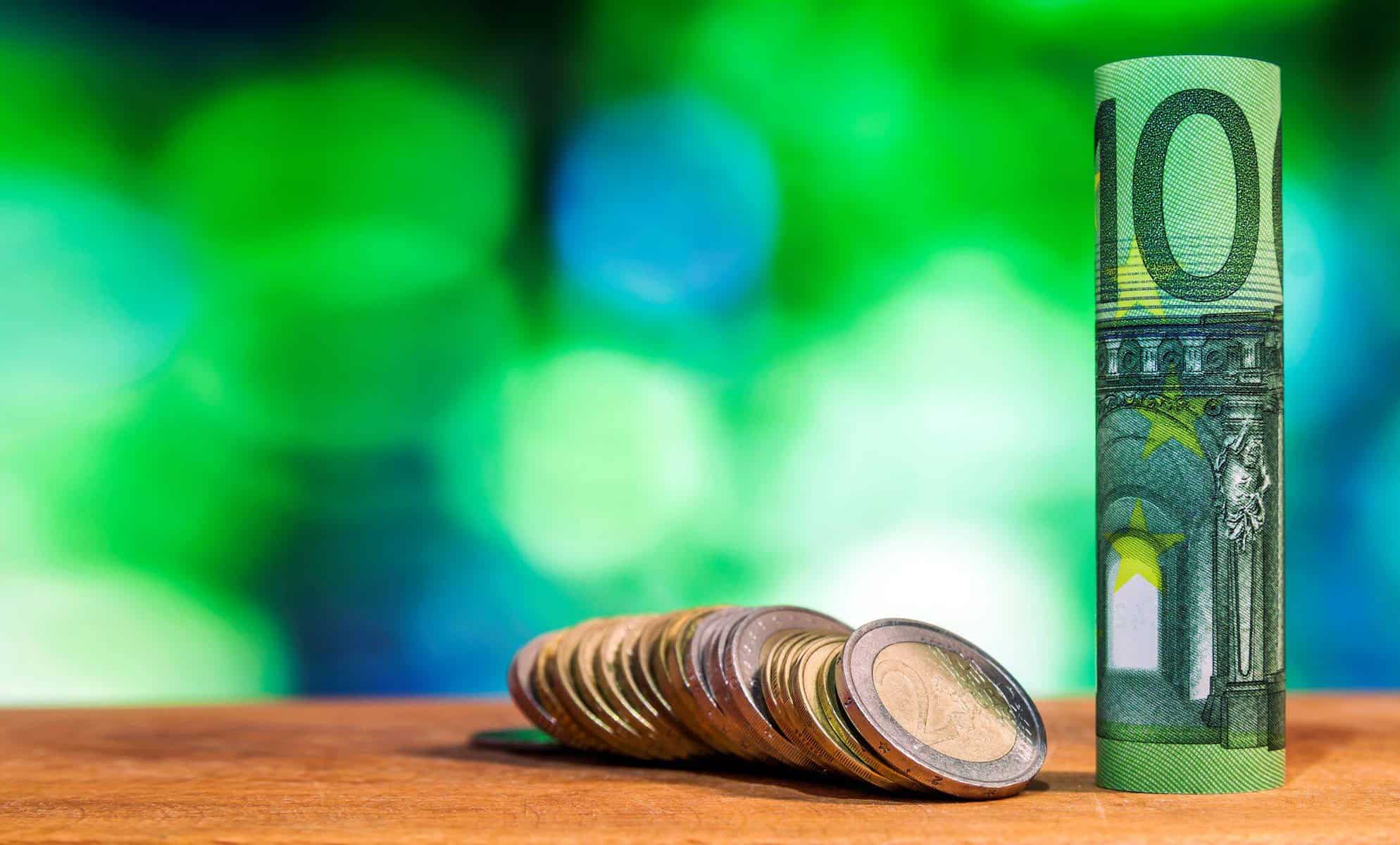 moedas e nota de 100 euros