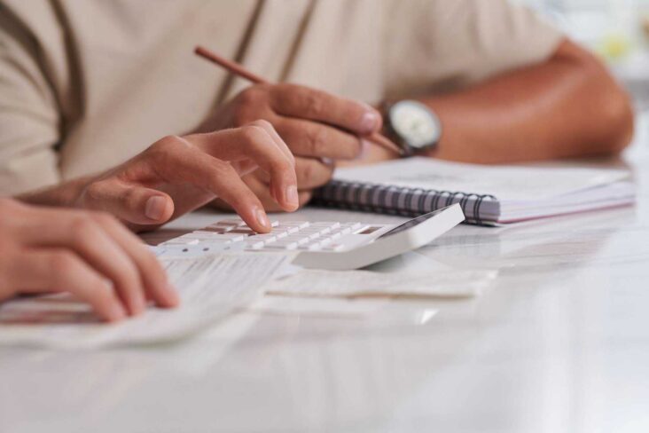 fazer contas para poupar dinheiro em casa