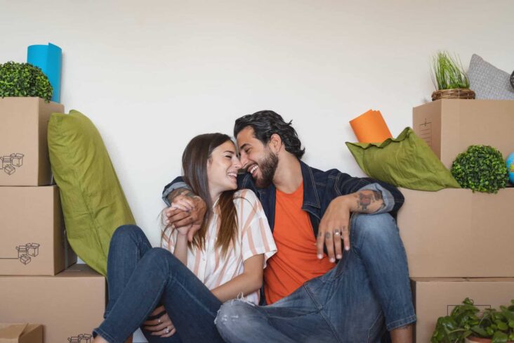 casal jovem na sua primeira casa