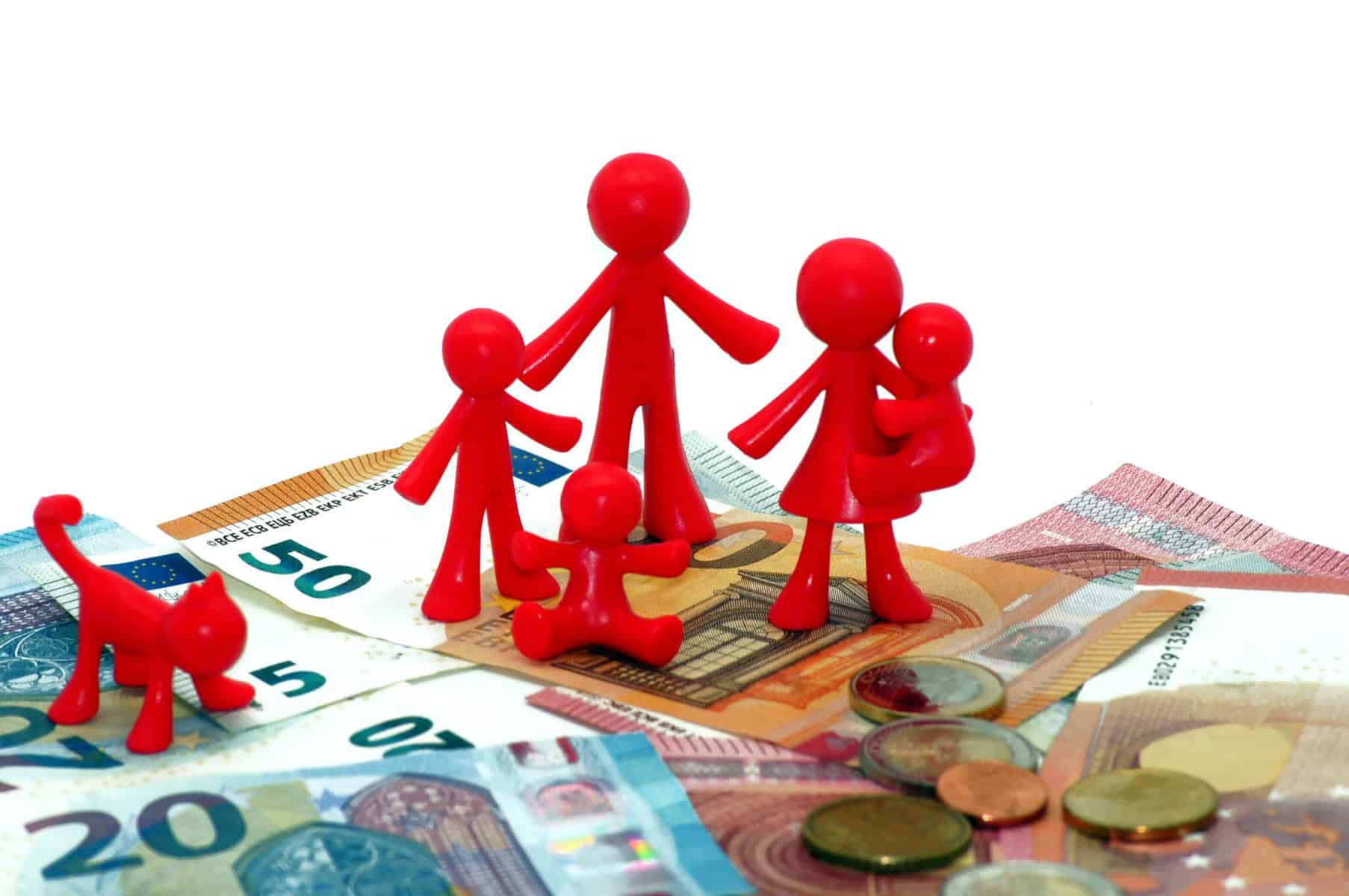 bonecos vermelhos a representar uma família colocados em cima de várias notas e moedas de euro