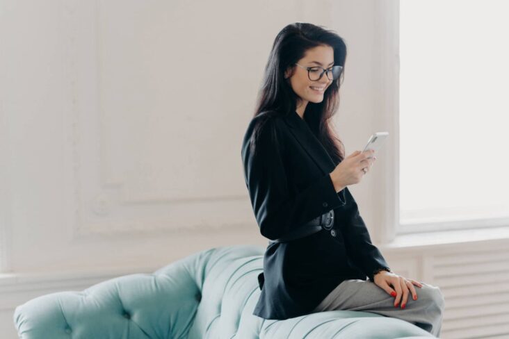 jovem mulher a usar o SPIN para fazer transferências usando apenas o número de telemóvel do destinatário.