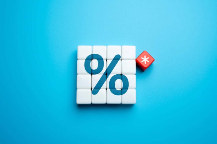 fundo azul com um sinal de percentagem a ilustrar as taxas numa proposta de crédito
