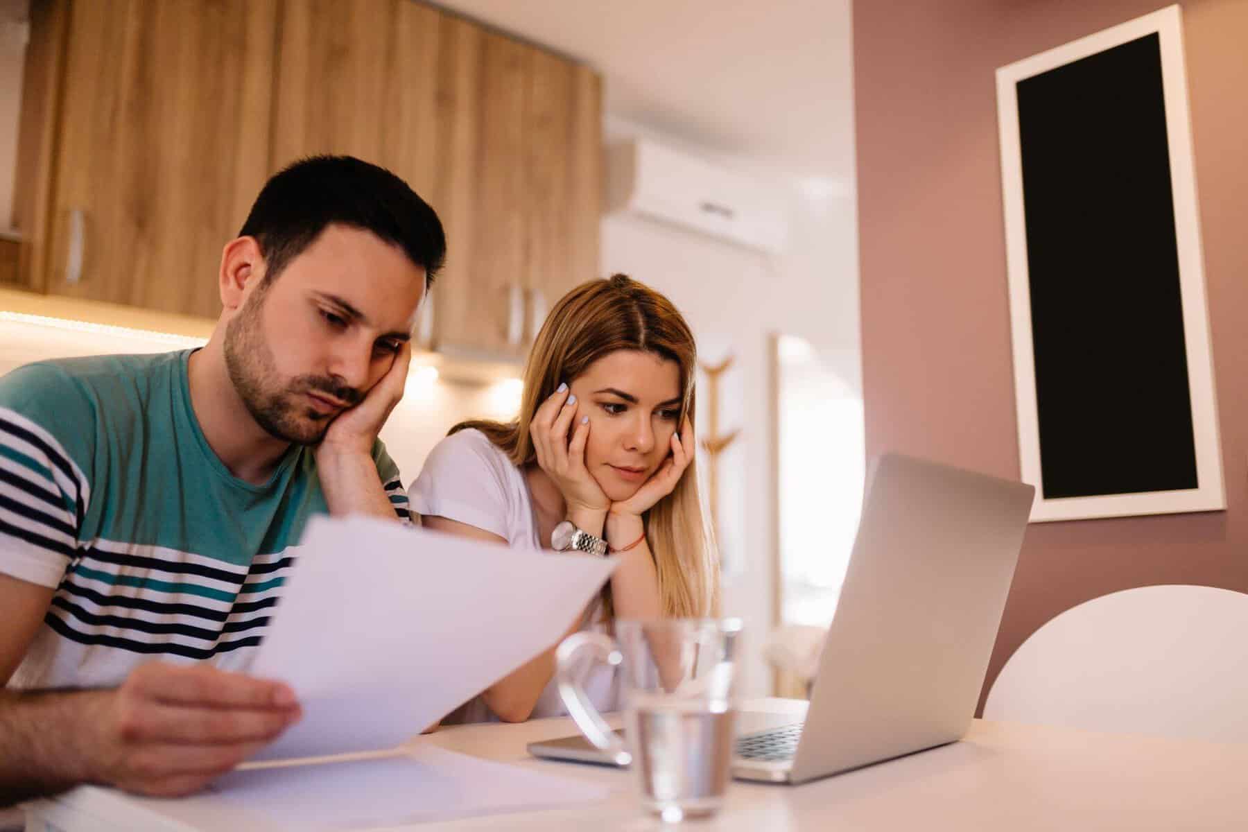 casal a analisar contas para baixar prestação do crédito pessoal