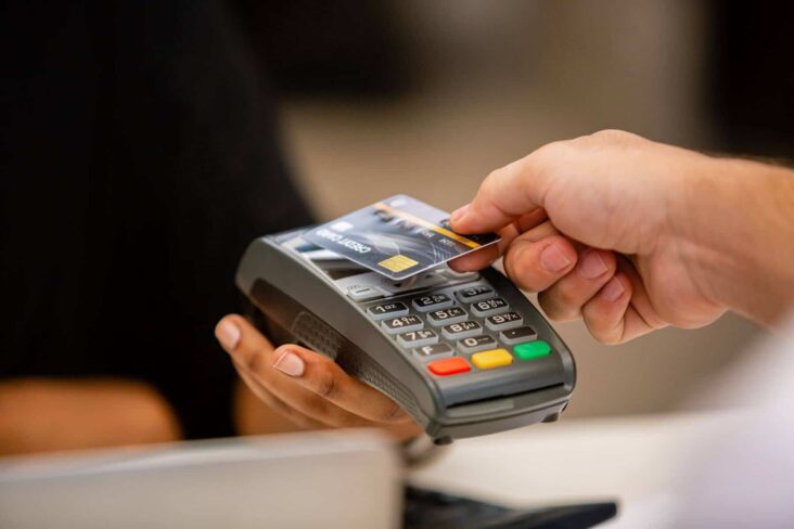 Pode pagar comissões bancárias quando paga num terminal de pagamento