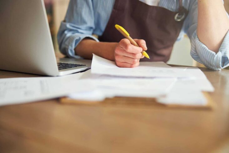 homem a analisar faturas para transferir crédito pessoal
