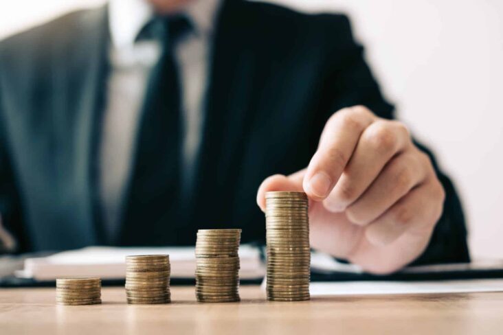 Investidor a empilhar moedas