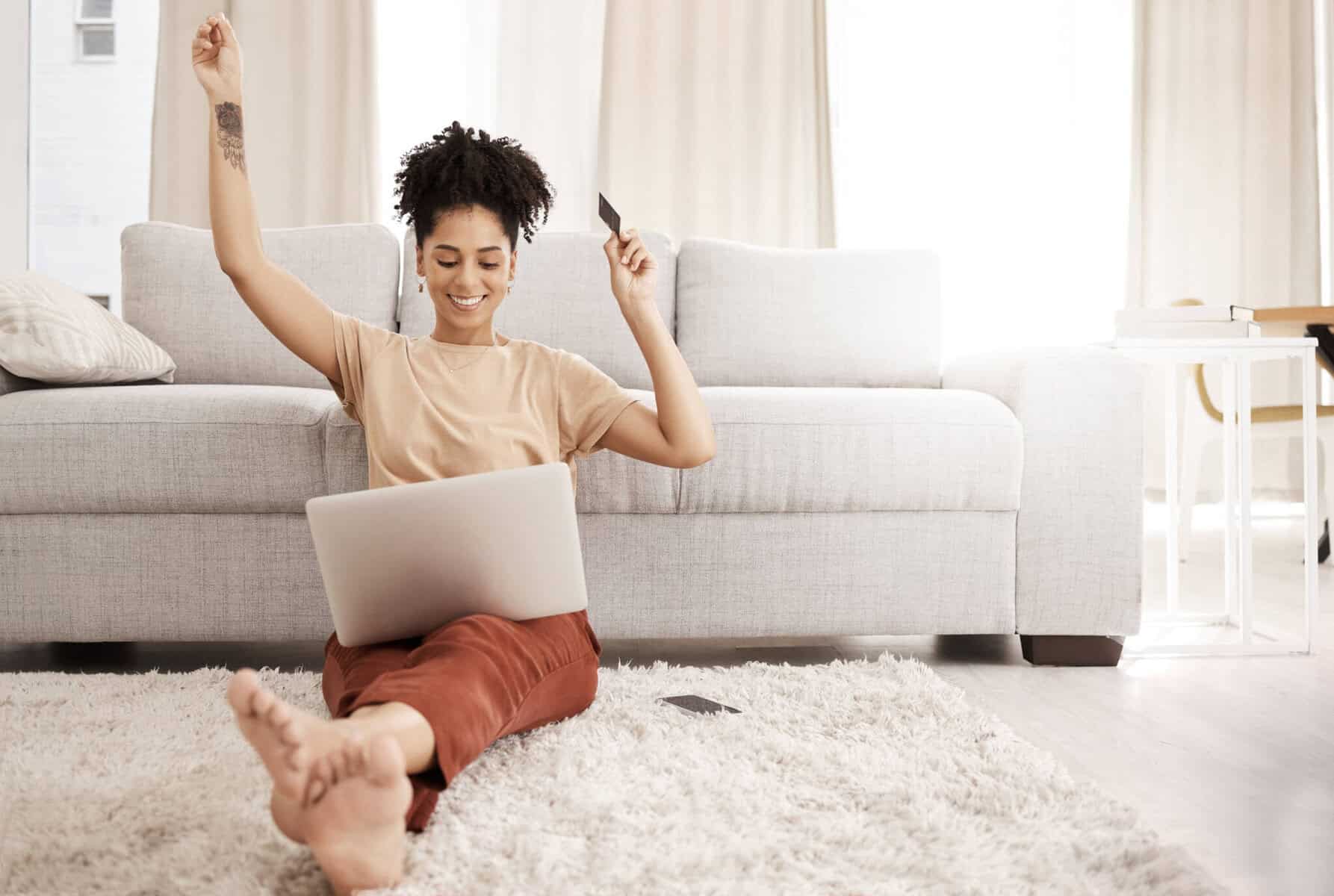 mulher a fazer crédito online