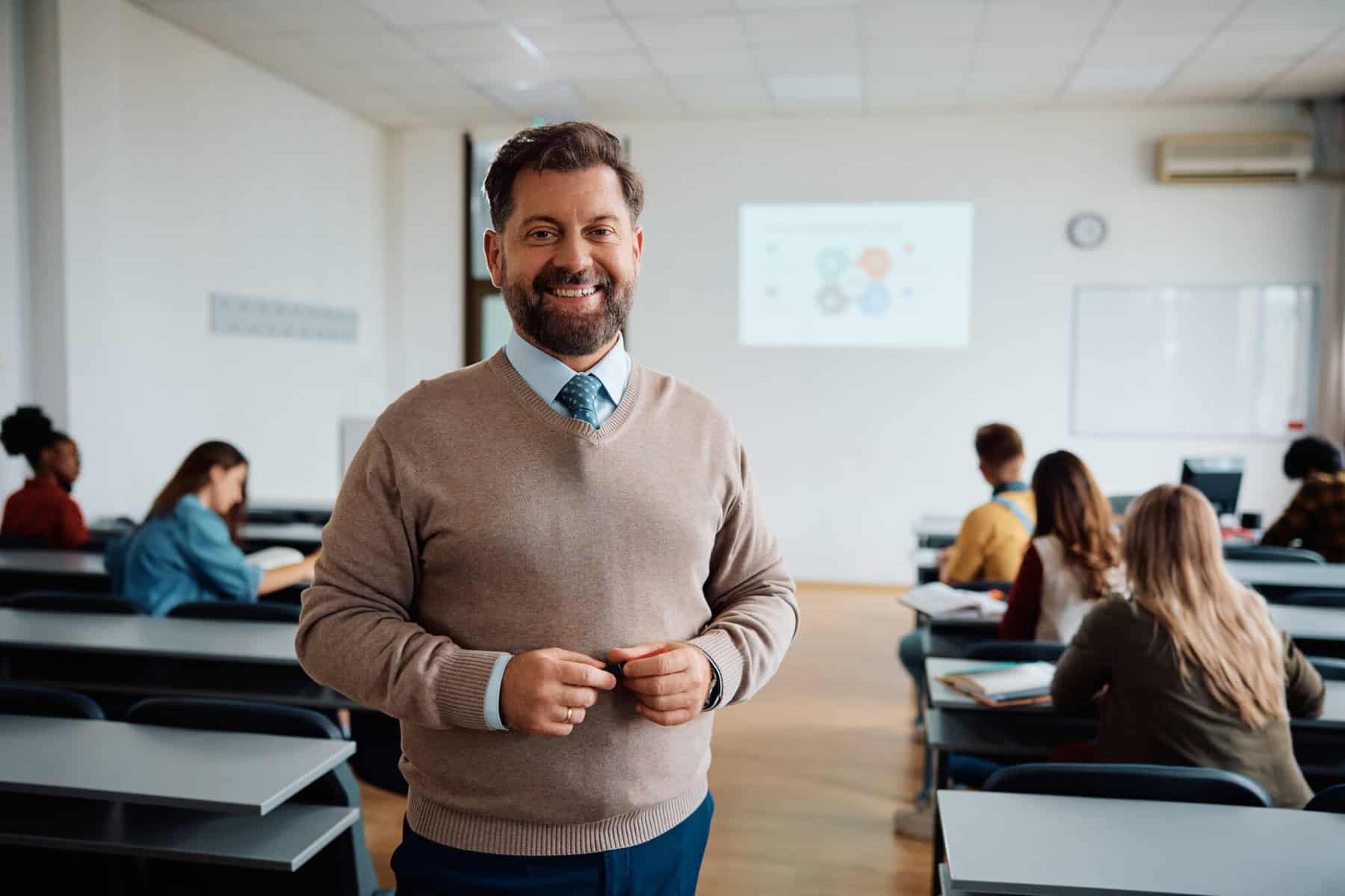 professor numa sala de aulas com os alunos a fazer exercícios a ilustrar o apoio à renda para professores deslocados
