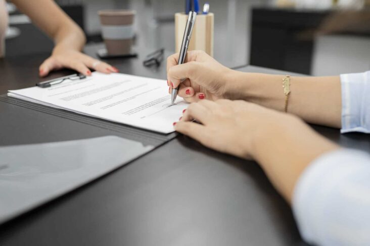 Mulher a assinar contrato de trabalho