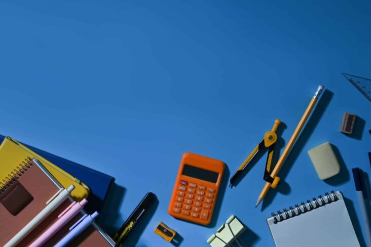 material escolar a ilustrar texto sobre consolidar crédito no regresso às aulas