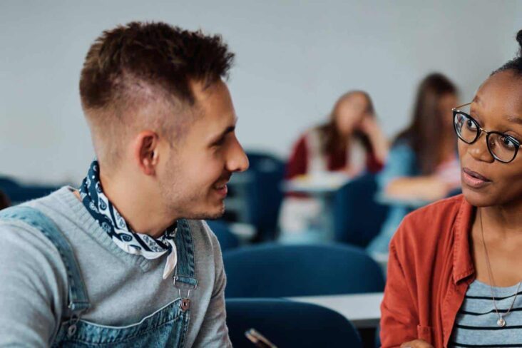 rapaz e rapariga numa sala de aula a ilustrar artigo sobre empréstimo para estudantes