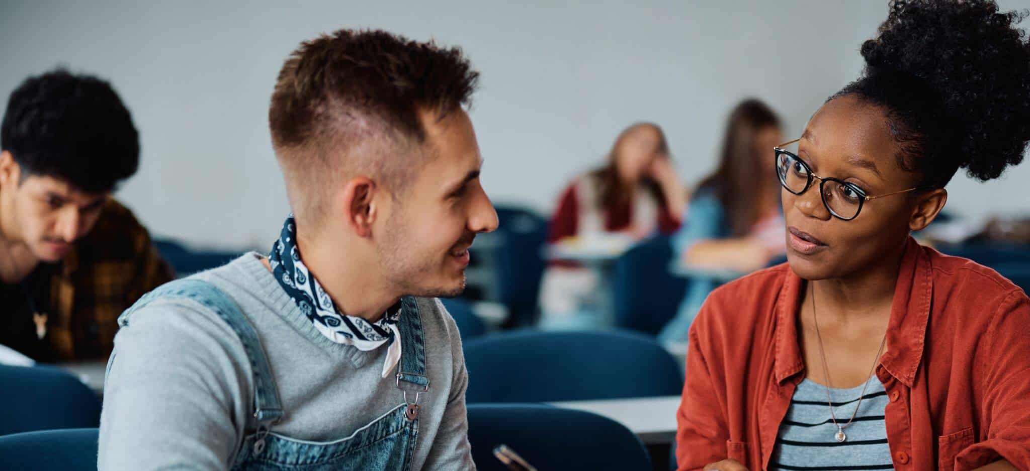 rapaz e rapariga numa sala de aula a ilustrar artigo sobre empréstimo para estudantes