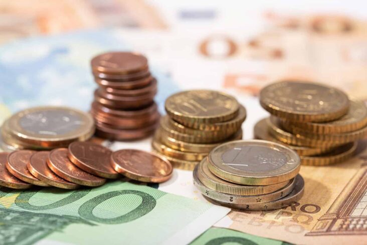 moedas e notas de euro a ilustrar texto sobre o suplemento extraordinário aos pensionistas