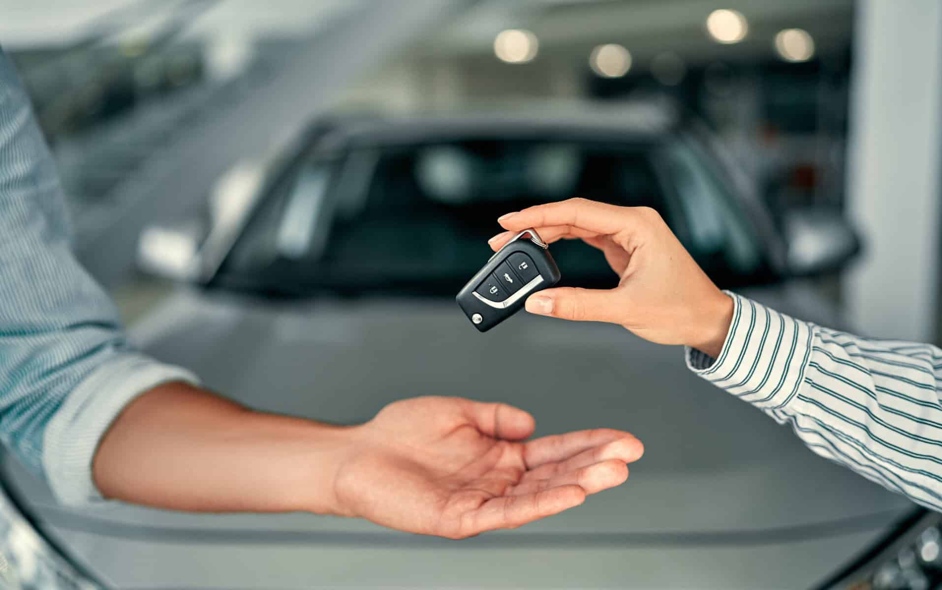 Homem a comprar carro num stand