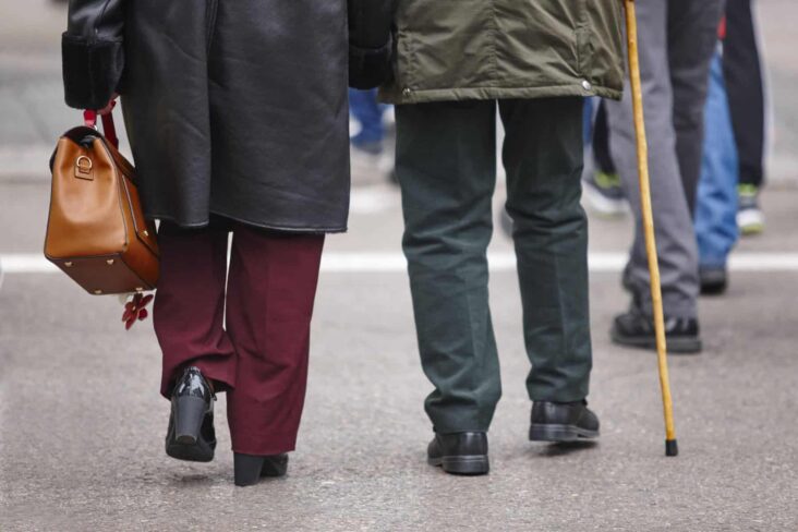casal de idosos a andar na rua
