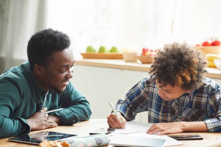pai a ajudar o filho a fazer os trabalhos da escola a ilustrar como ajudar um filho a ter sucesso na escola