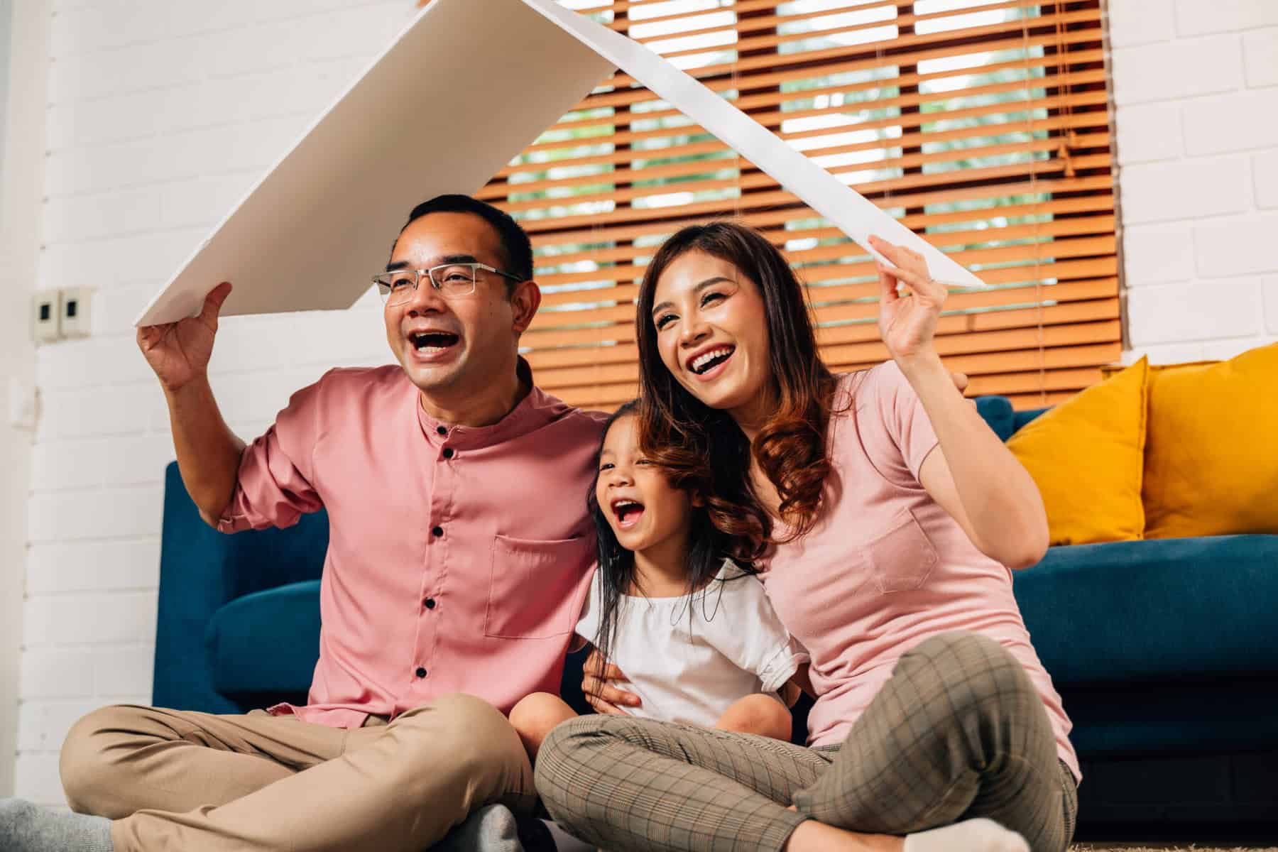Família a segurar telhado de cartão