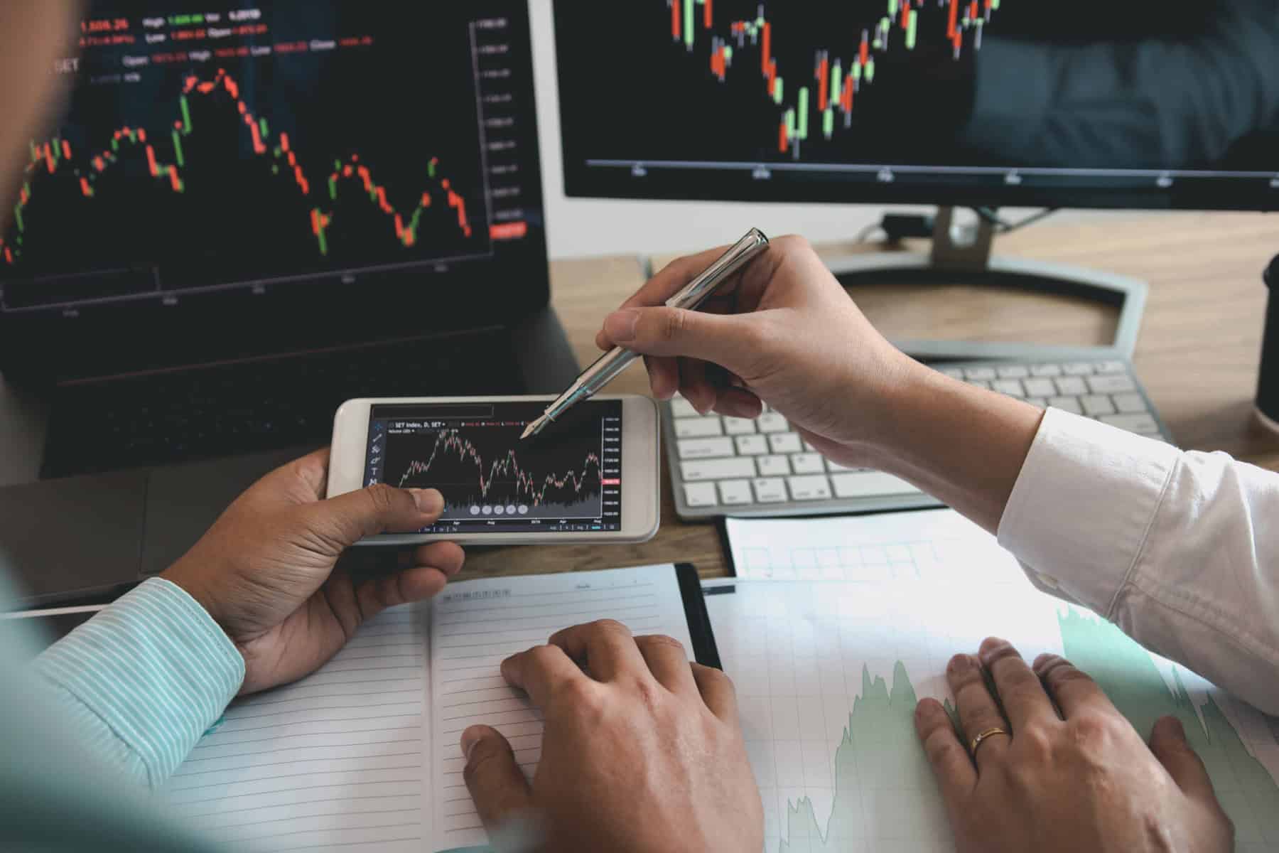 investidores a analisar gráficos
