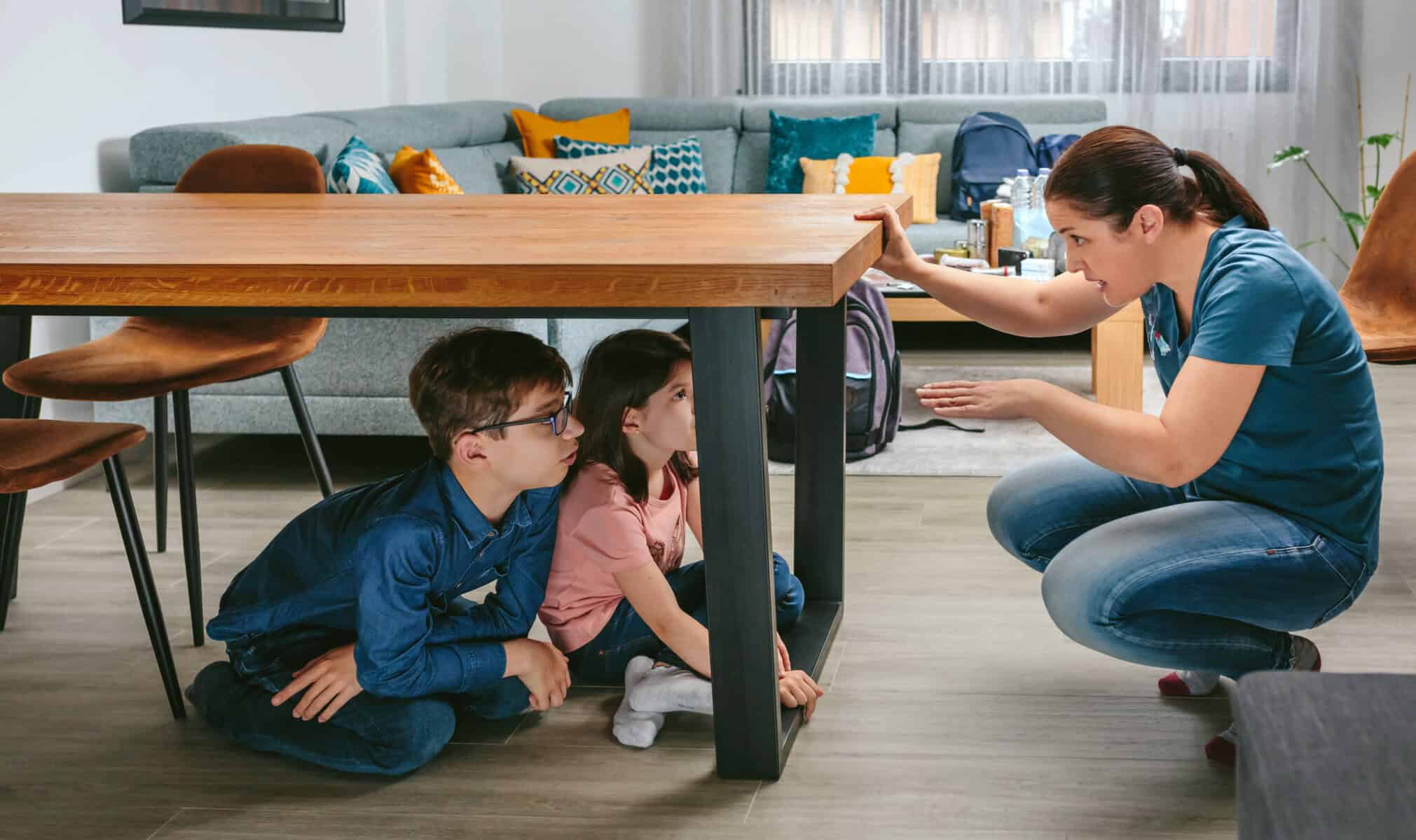 mãe a explicar aos filhos o que fazer em caso de sismo