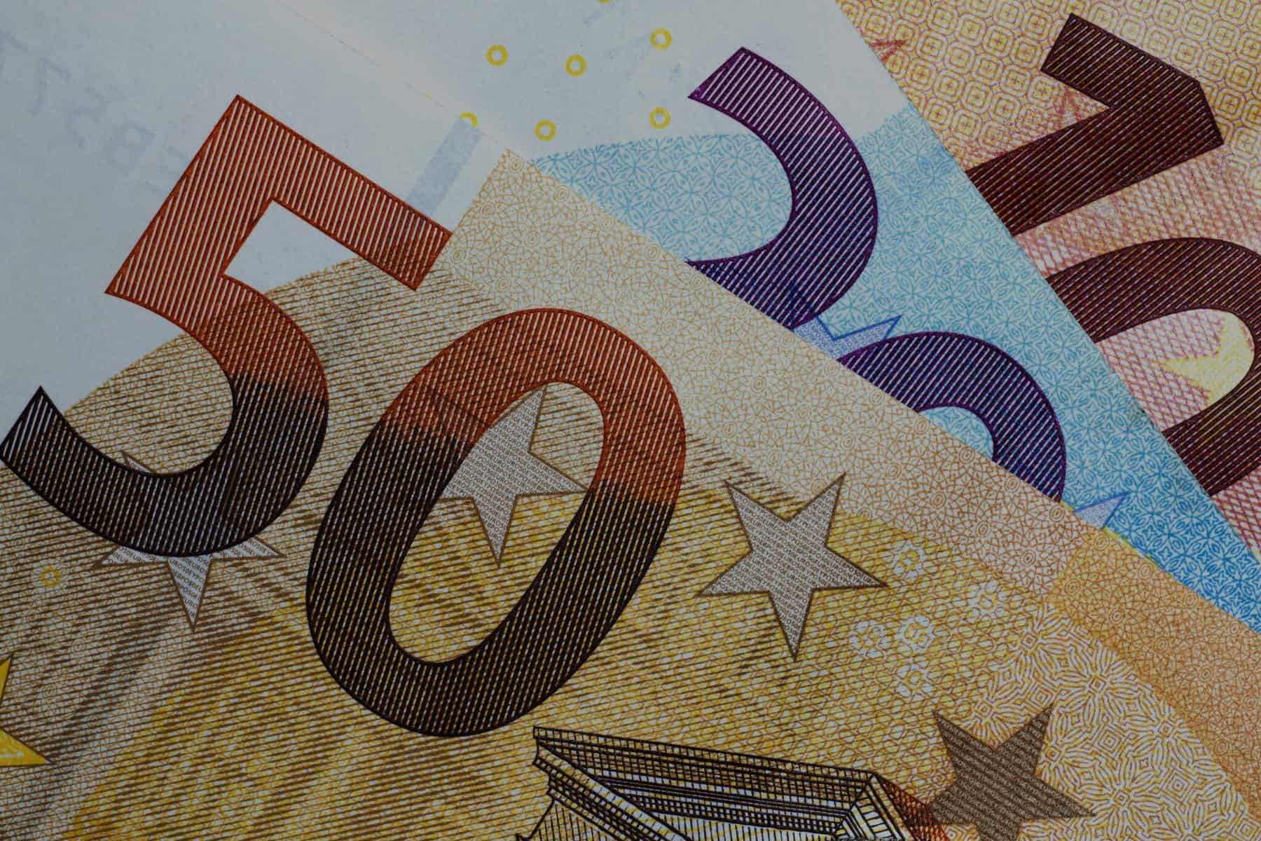 notas de euro a ilustrar artigo sobre certificados de aforro