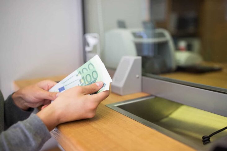 Mulher a fazer depósito num banco