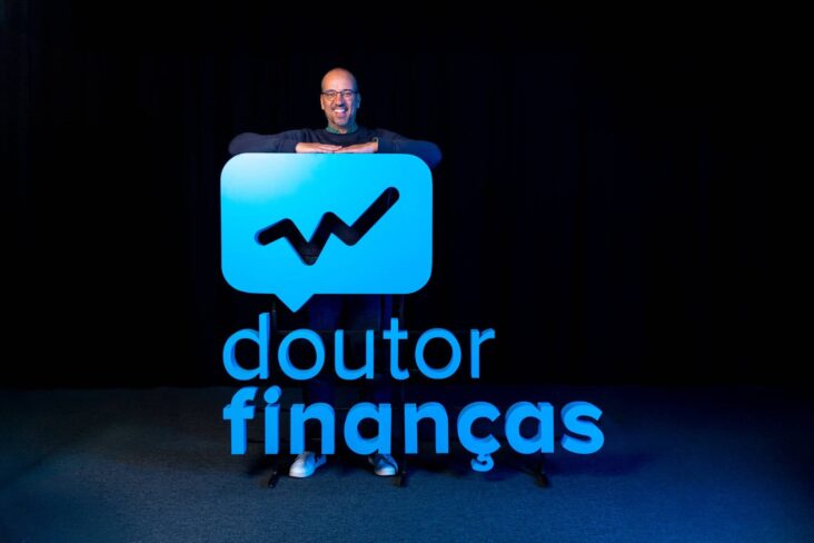 Rui Bairrada, CEO do Doutor Finanças, apoiado no logotipo da marca que lidera