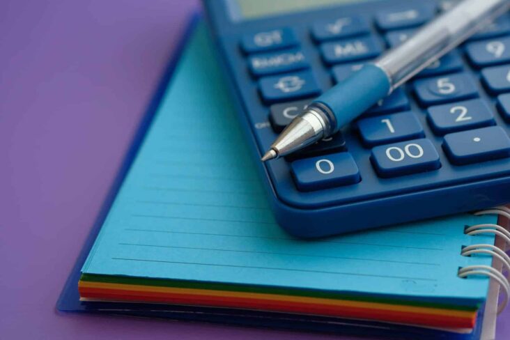 calculadora e caderno para calcular benefícios fiscais no ppr