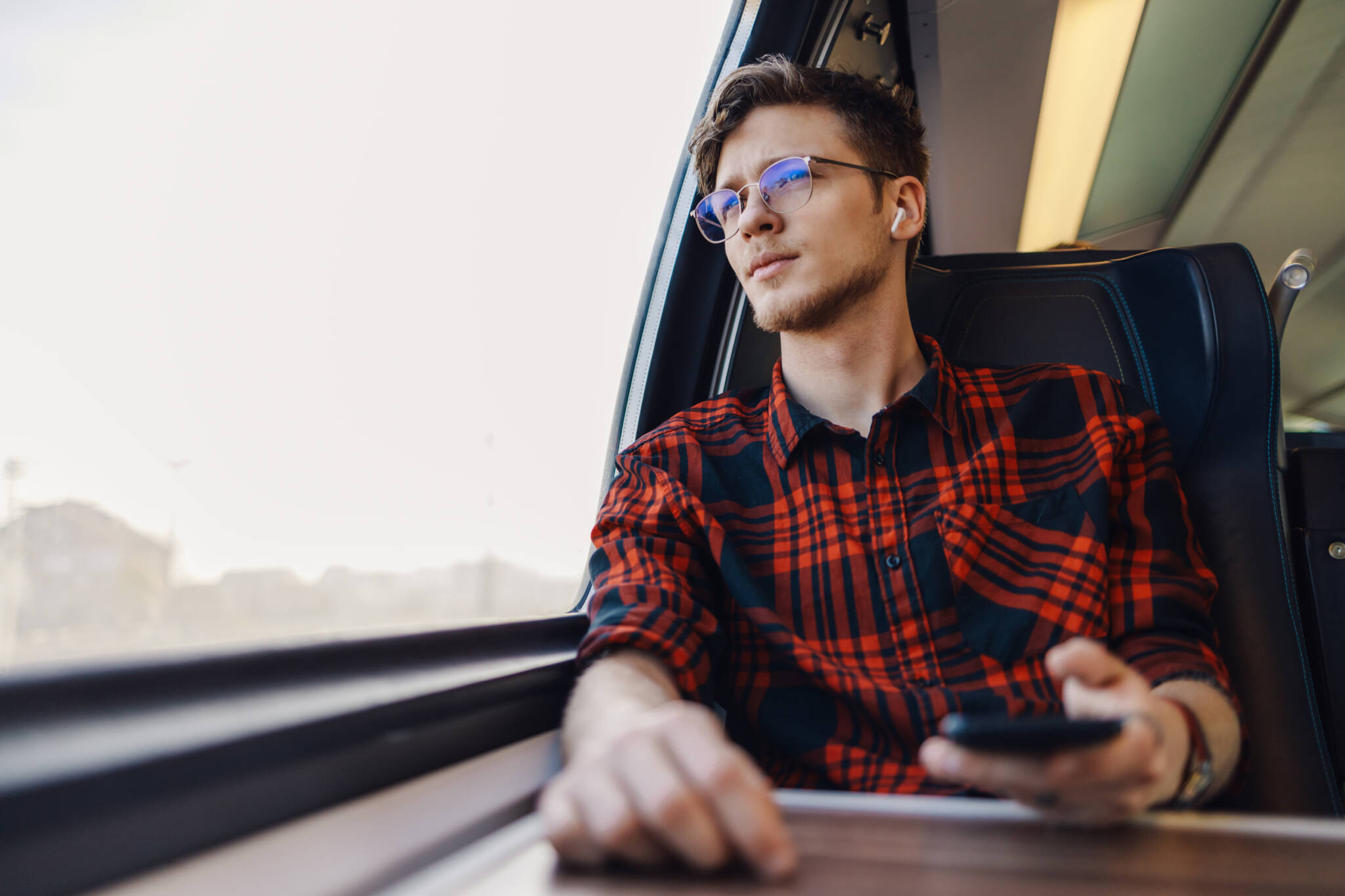 passageiro dentro de um comboio depois de comprar o passe Ferroviário Verde por 20 euros