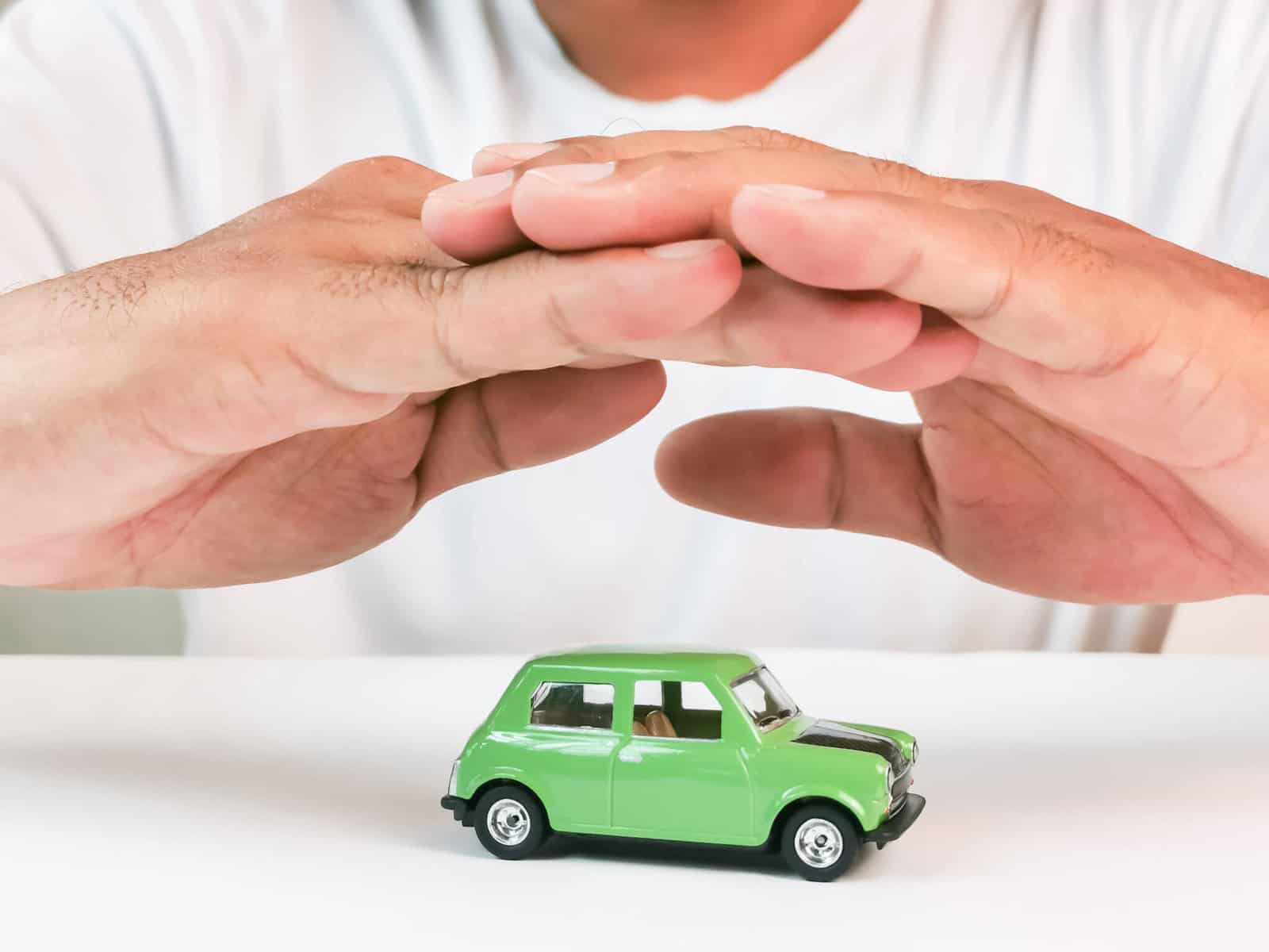 Homem a proteger automóvel