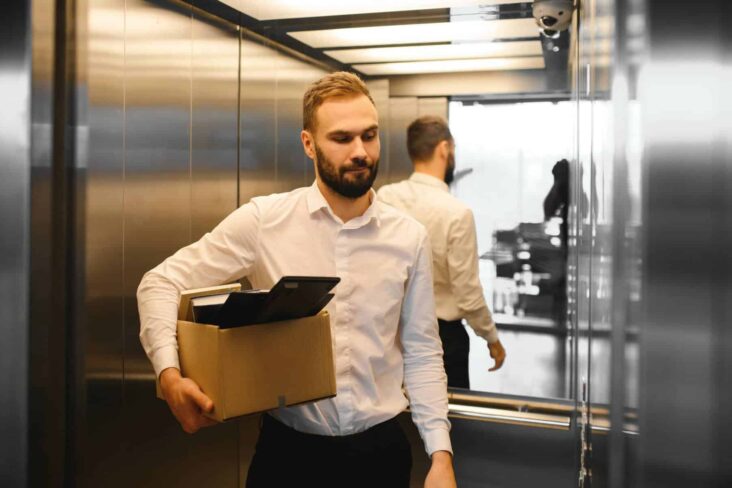 trabalhador despedido do emprego