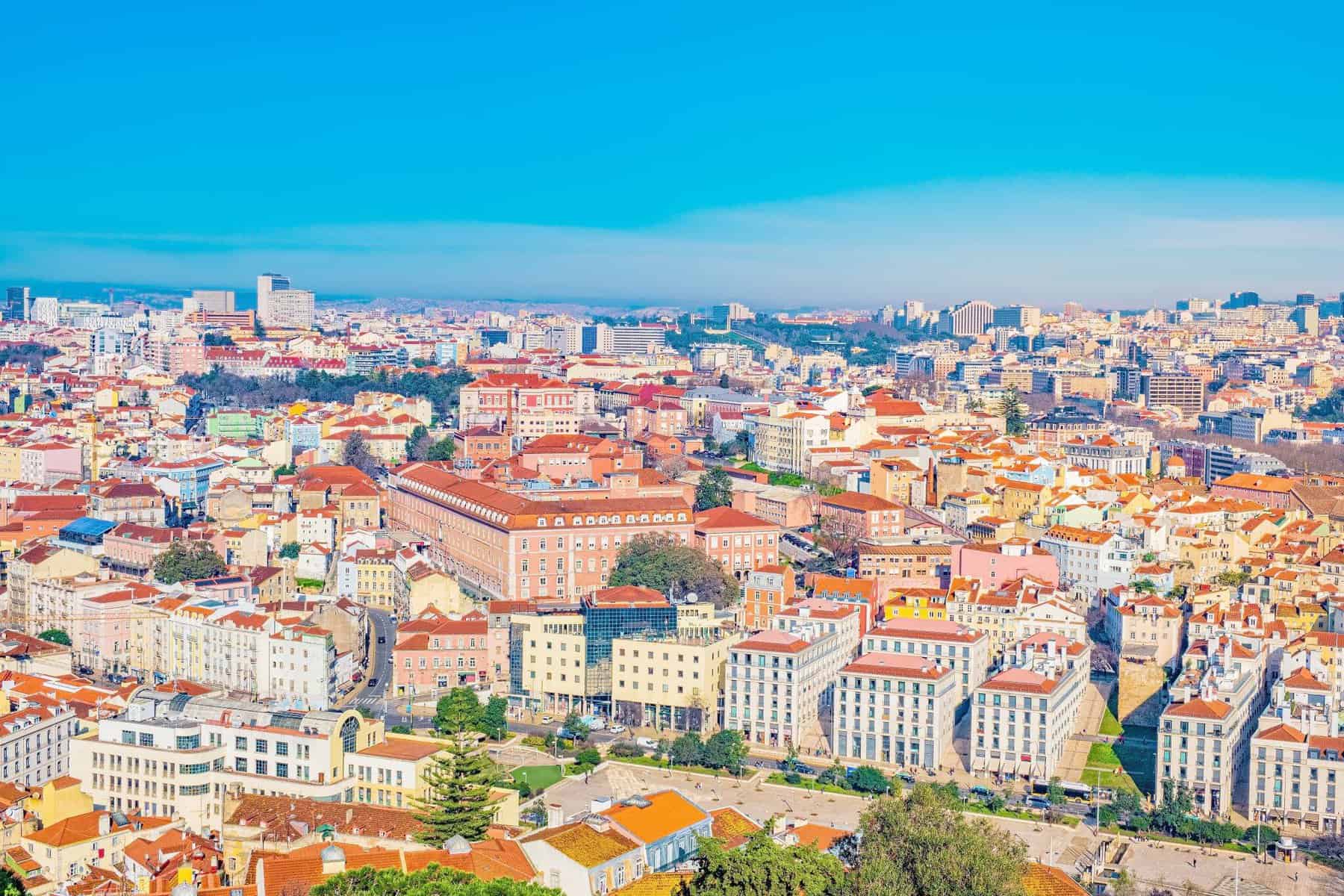 vista aérea de Lisboa para ilustrar artigo sobre evolução dos créditos habitação em outubro de 2024