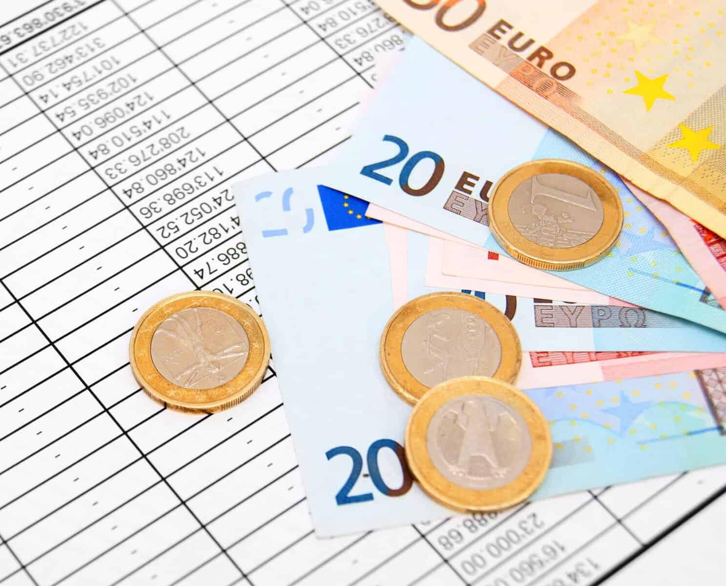 moedas e notas de euro a ilustrar artigo sobre escalões de irs