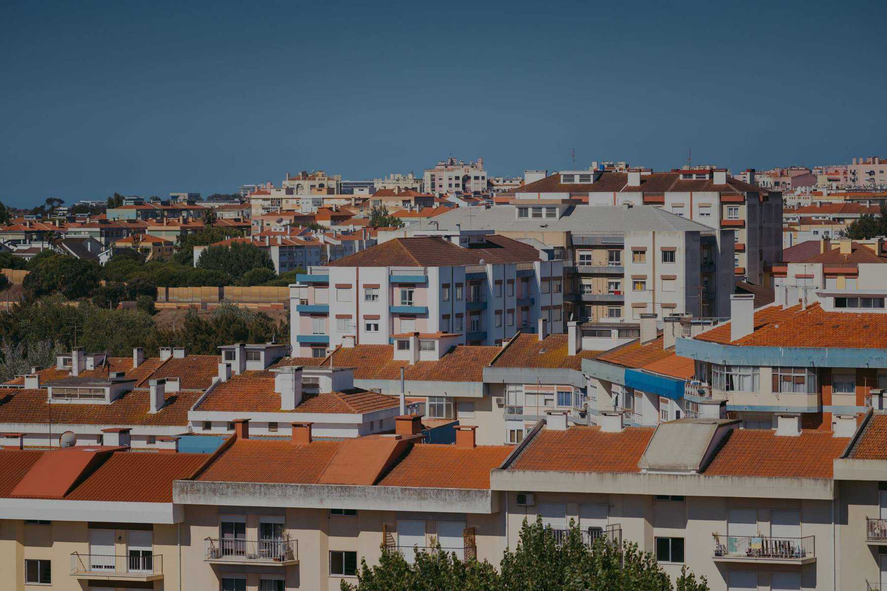 Prédios em Portugal a ilustrar artigo sobre preços da habitação