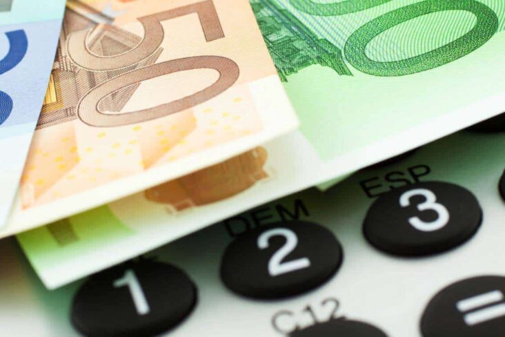 Dinheiro e calculadora para resgatar ppr sem penalização