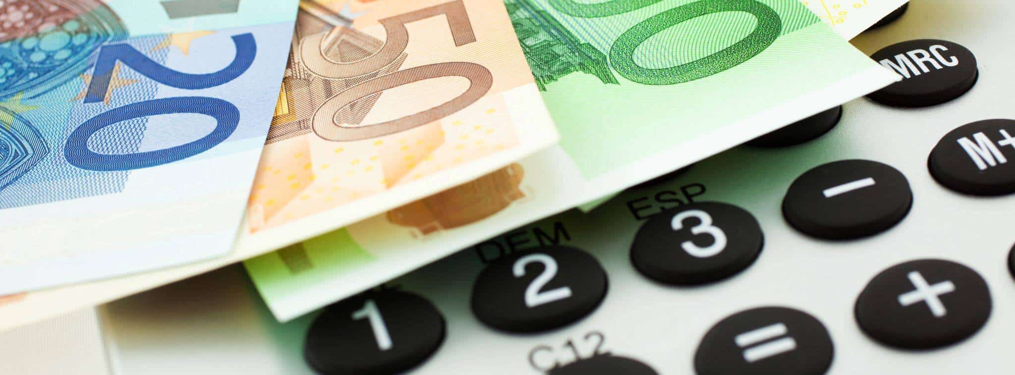 Dinheiro e calculadora para resgatar ppr sem penalização