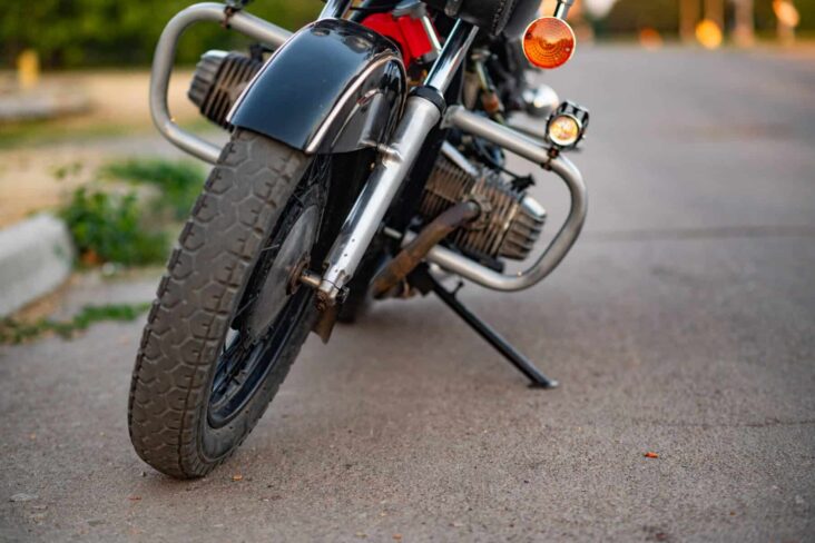 Moto estacionada no meio da estrada, numa alusão ao seguro moto