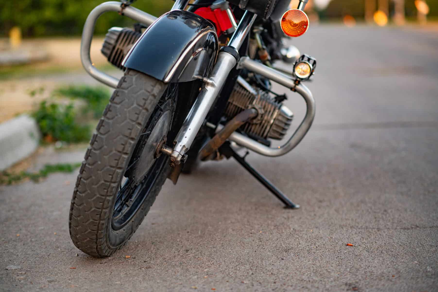 Moto estacionada no meio da estrada, numa alusão ao seguro moto