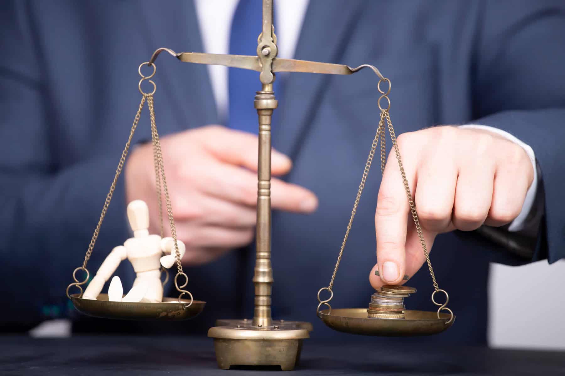 Balança que demonstra o peso do dinheiro e dos créditos na vida de uma pessoa