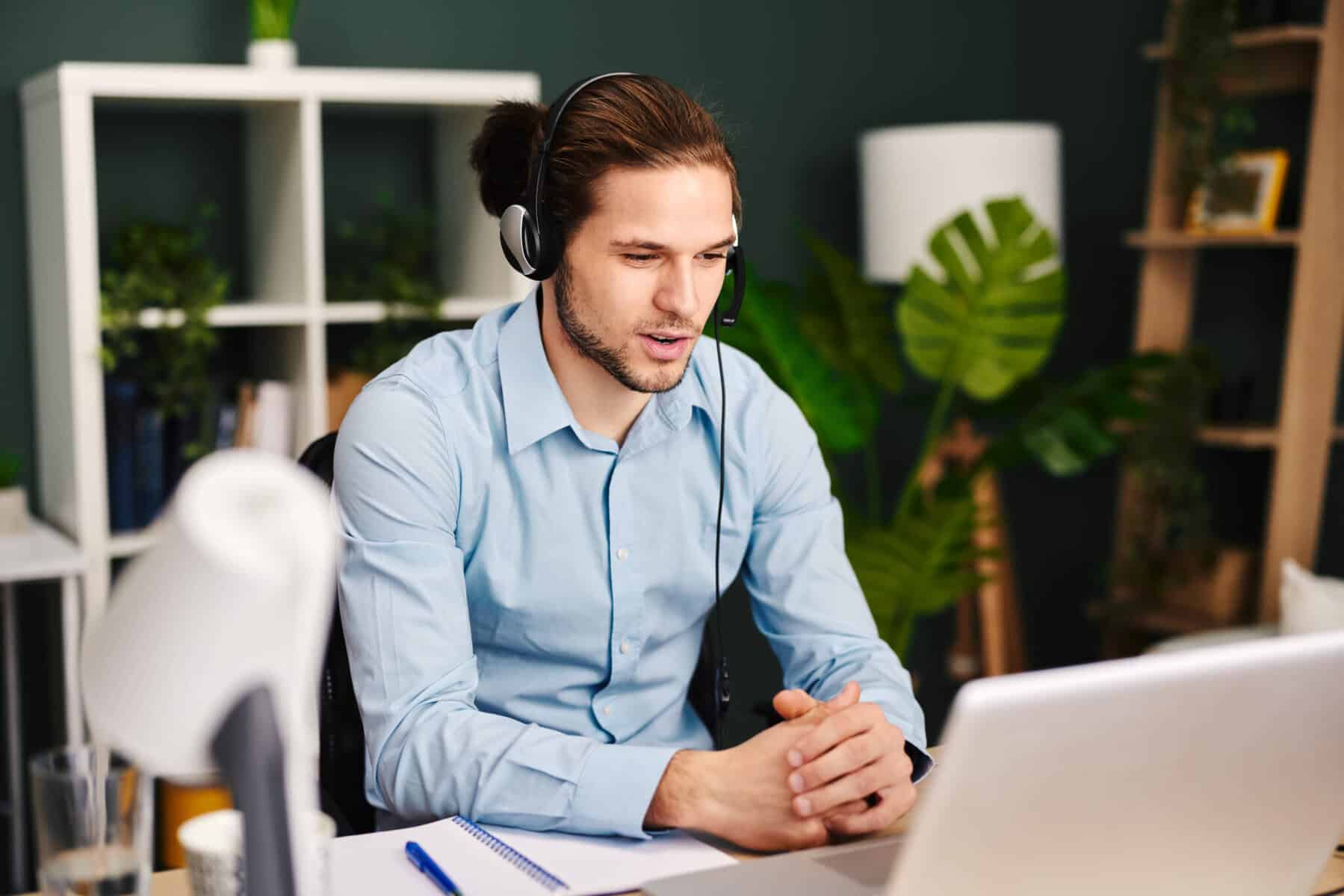 jovem trabalhador em frente ao computador a informar-se sobre o novo modelo do IRS Jovem.