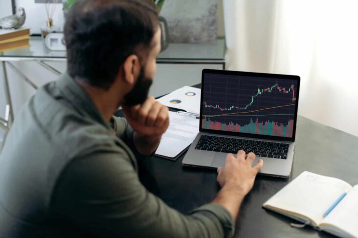 Investidor consulta o desempenho dos seus investimentos no computador