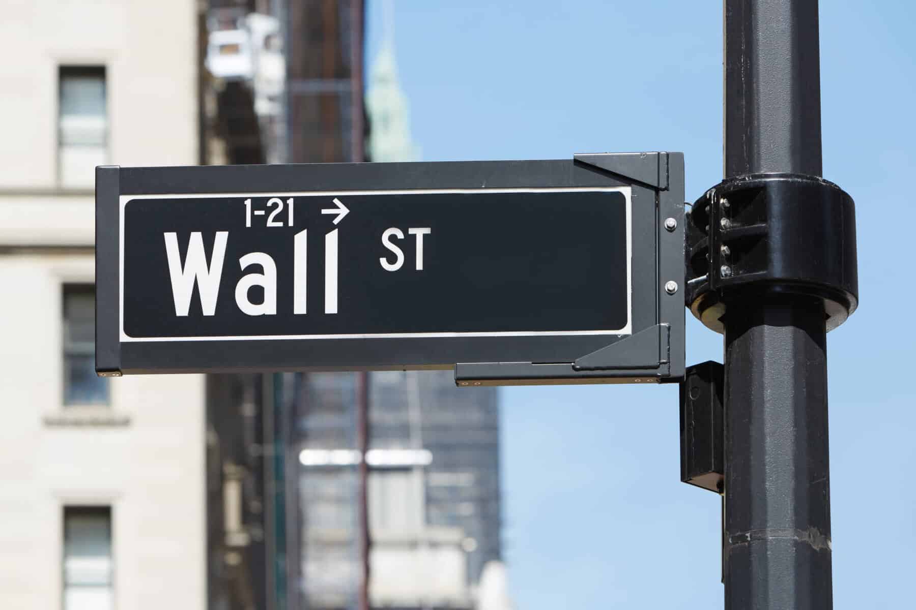 Placa de rua a indicar onde fica Wall Street