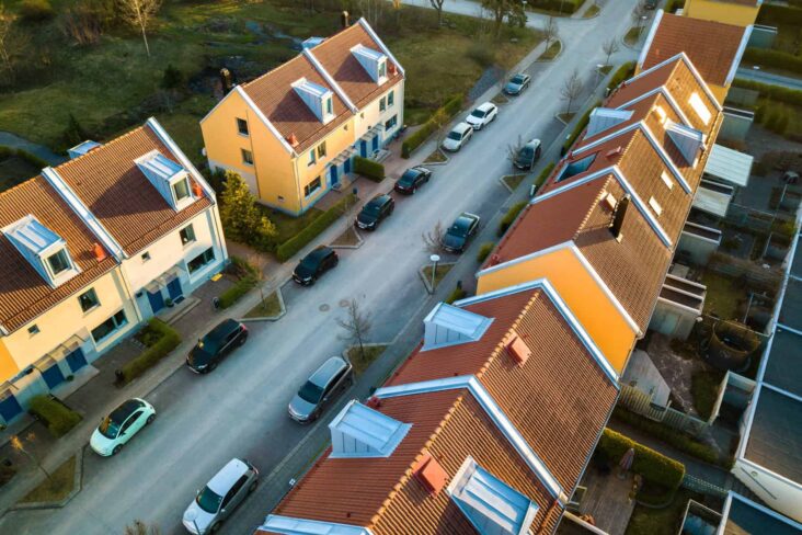 Rua com casas, fotografadas a partir do céu.